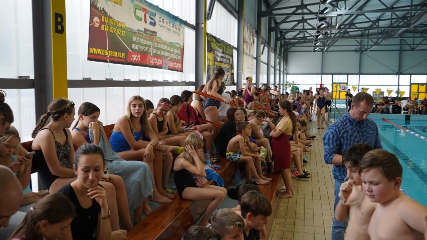 Mikołajkowy turniej pływacki w Nowej Rudzie to mnóstwo...