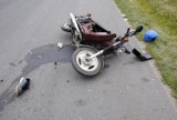 Wypadek w Łazisku: Auto potrąciło dwóch chłopców jadących na motorowerze