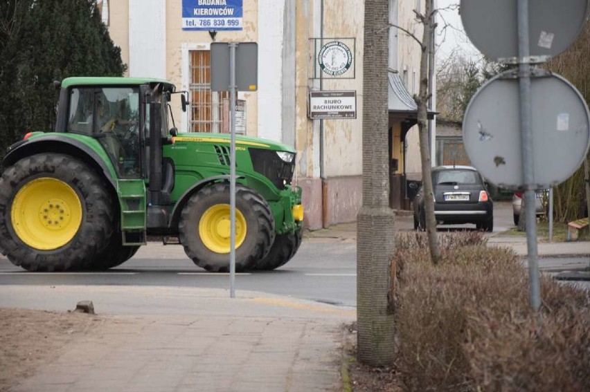 Rolnicza kolumna przejechała pod urzędami na ulicy Kościuszki w Wągrowcu