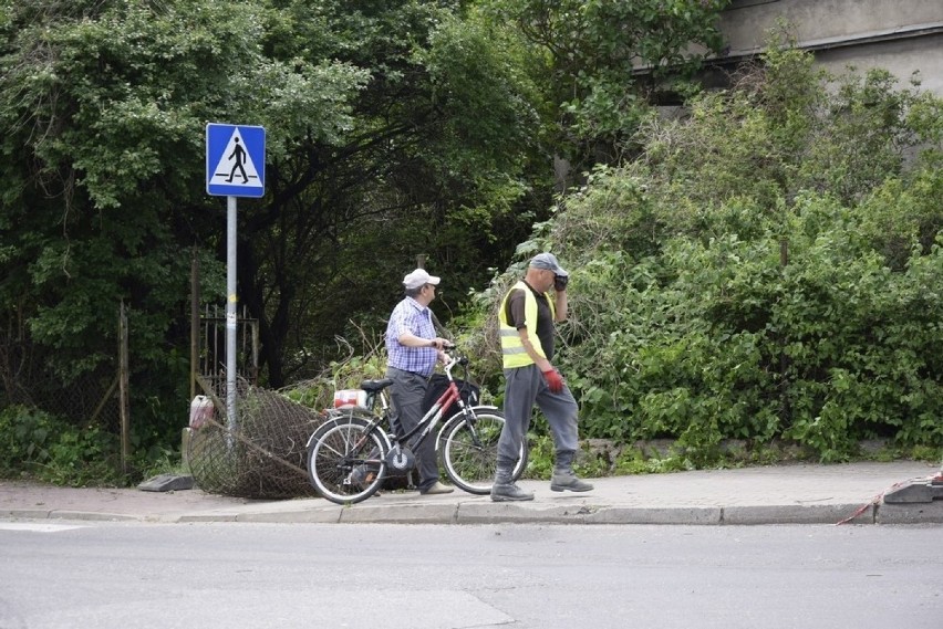 W poniedziałek ekipa usunęła ogrodzenie domu do...