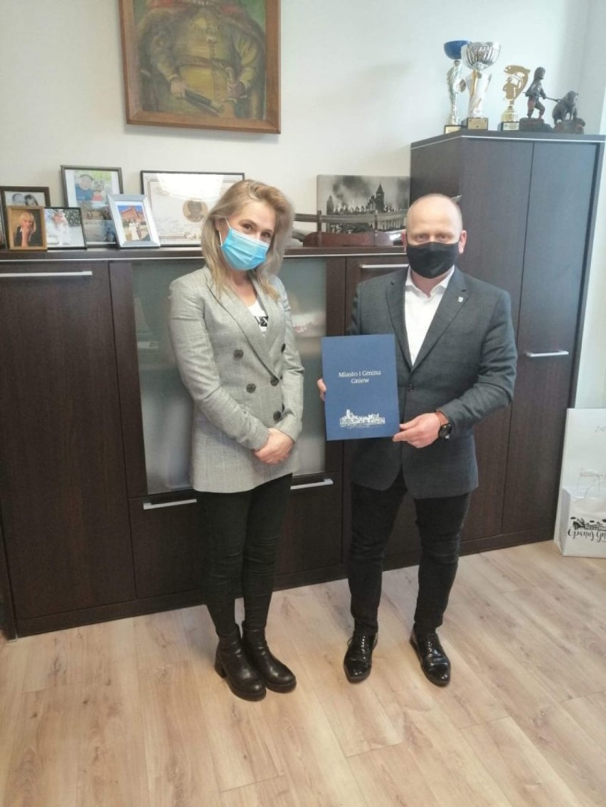 Burmistrz podpisał umowę z wykonawcą rozbudowy sieci wodociągowej Rakowiec-Małe Wyręby-Wielkie Wyręby