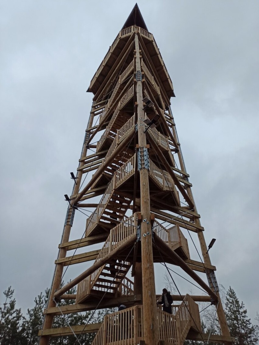 Nad Osieczną na wzgórzu stoi wieża widokowa "Jagoda II", z...