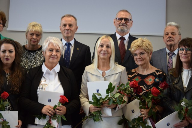 Nauczyciele i pracownicy sępoleńskiej oświaty odebrali nagrody burmistrza w sali sesyjnej urzędu miejskiego.