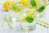 Idealna lemoniada na upały. Poznaj 7 dodatków, które zmienią smak wody z cytryną. Niektóre z nich znajdziesz w ogródku