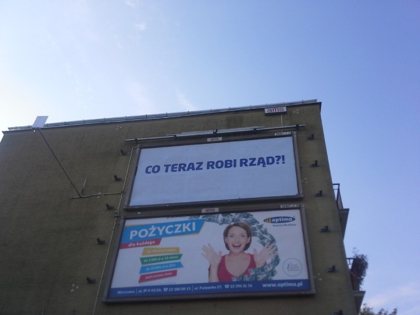 tajemnicze billboardy na ulicach warszawy