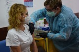 Ruszyły szczepienia przeciwko Covid-19 w szpitalu w Szczecinku [zdjęcia]