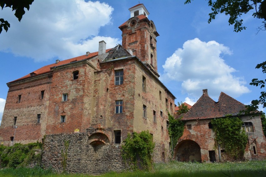 Zniszczony zamek Dewinów w Żarach będzie nadal remontowany