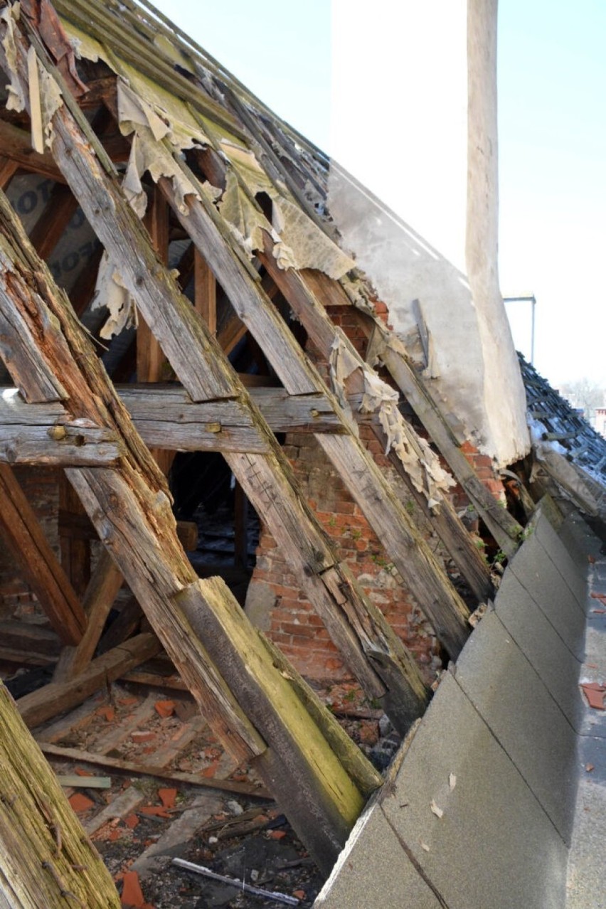 Zniszczony zamek Dewinów w Żarach będzie nadal remontowany