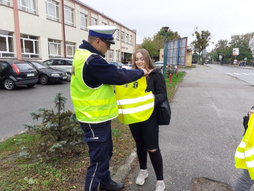 Policyjne działania NURD w powiecie aleksandrowskim. Piesi i rowerzyści otrzymali kamizelki odblaskowe [zdjęcia]