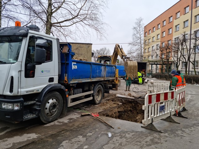 Ze względu na duże natężenie i przebieg innych, licznych instalacji, miejsce awarii było ciężkie do wskazania przy użyciu tradycyjnych urządzeń akustycznych. Pomogła metoda z helem.