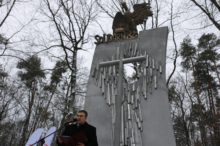 Odsłonięcie nowego krzyża przy puławskich Azotach. Na pamiątkę wydarzeń stanu wojennego (ZDJĘCIA)                                   