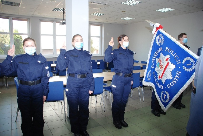 Gostyń.  Nowo przyjęci policjanci złożyli uroczyste ślubowanie. Młodych policjantów czeka szkolenie w szkole policyjnej [ZDJĘCIA]