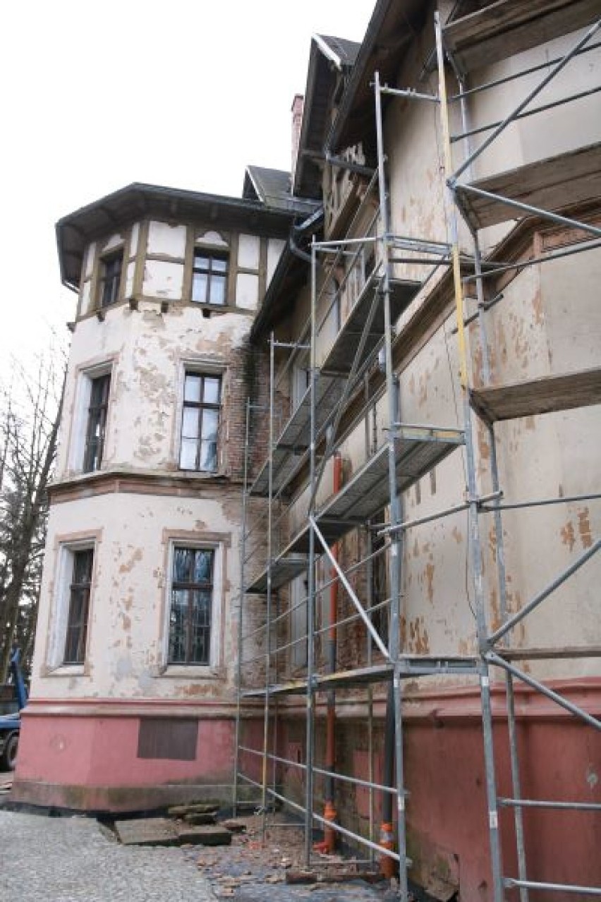Trwa remont jednego z najbardziej charakterystycznych obiektów w Głuszycy