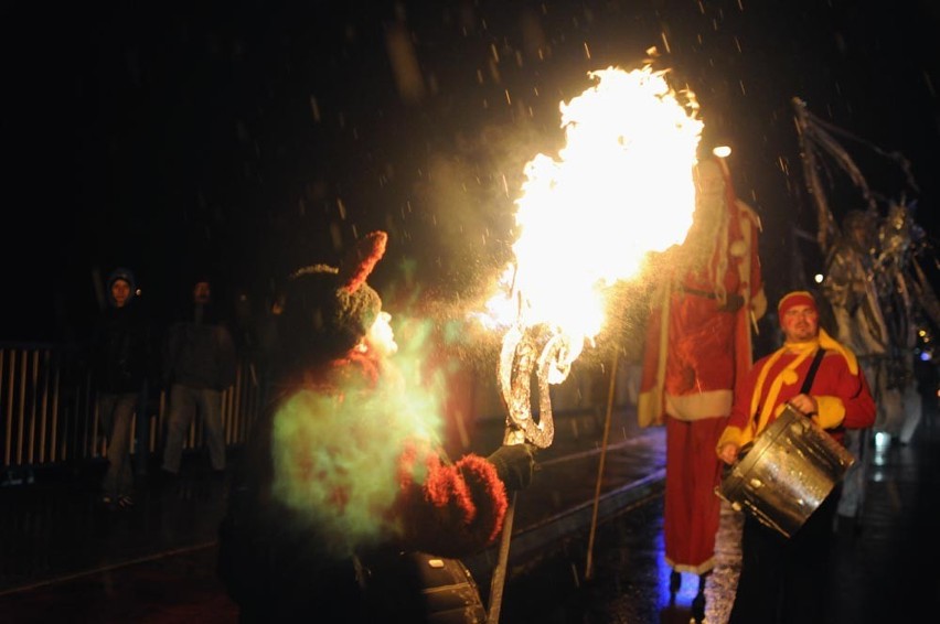 Stare zdjęcia ze Śremu. W 2011 roku świąteczna parada przemaszerowała ulicami miasta, a gwiazdą wieczoru był zespół Brathanki