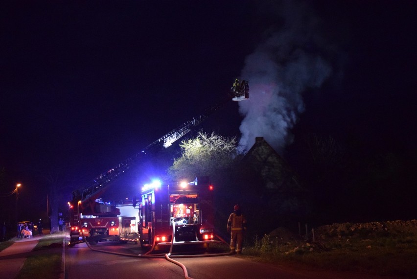 Pożar w Tralewie 25.04.2020 [ZDJĘCIA, FILM]. Spłonął domek jednorodzinny, mieszkanki uciekły przed ogniem