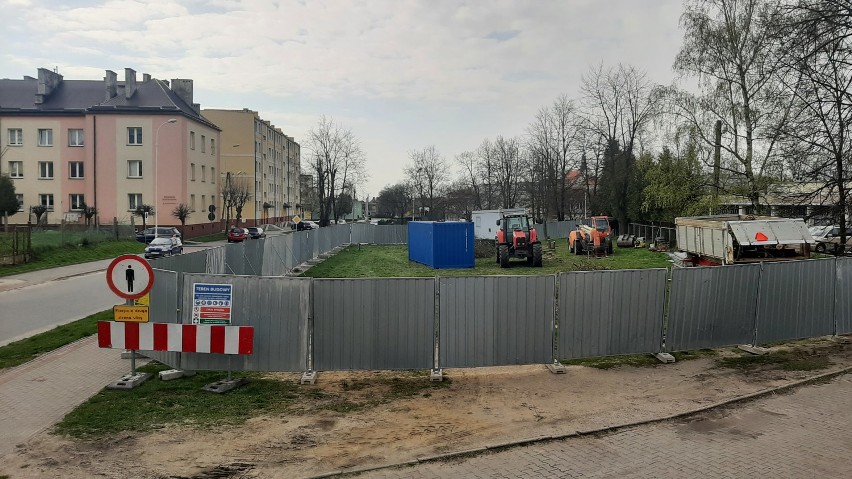 Parking powstajew przy ul. Polnej, niedaleko policji i...