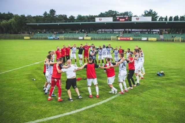 Po zakończeniu meczu piłkarze Sandecji mogli świętować zdobycie kompletu punktów