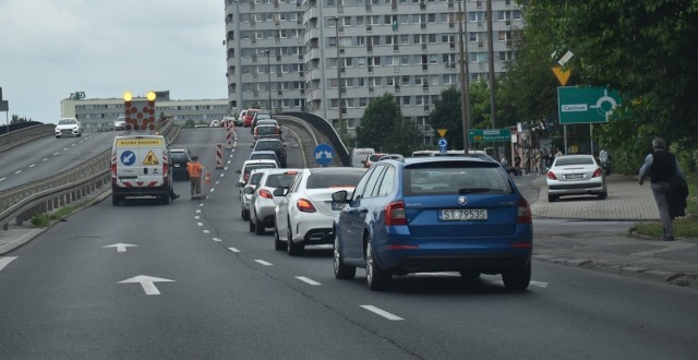 Na odnotowanie zasługuje także fakt, że po raz pierwszy od dawien dawna MZD zdecydował się rozpocząć remont na tak ważnej arterii komunikacyjnej w mieście dopiero od godz. 17, czyli już po rozładowaniu popołudniowego szczytu komunikacyjnego.