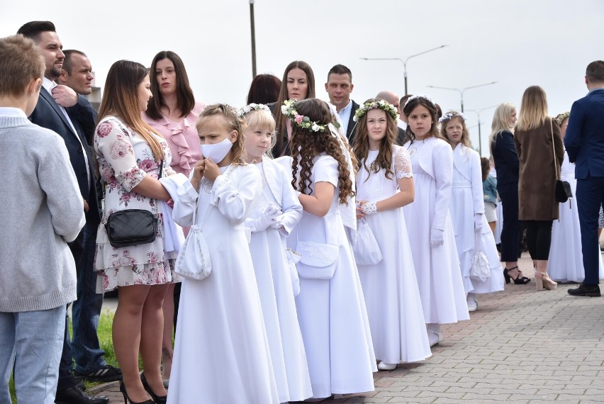 Malbork. Pierwsza Komunia Święta w parafii św. Urszuli Ledóchowskiej. Dzieci przystąpiły do niej w trzech grupach 