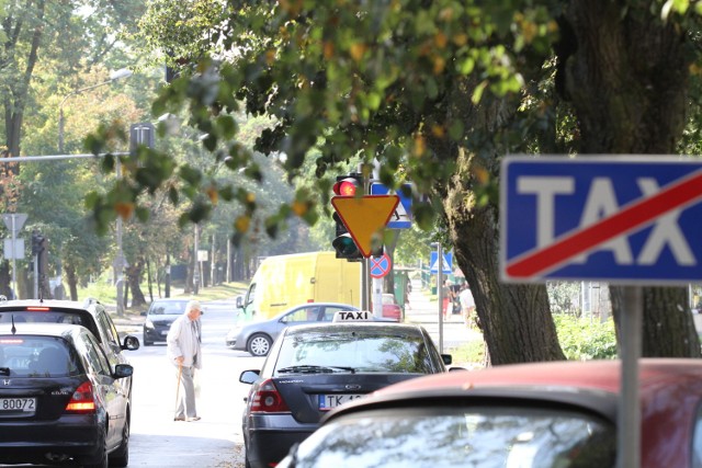 Znaki na skrzyżowaniu ulicy Toporowskiego z Jesionową nie są dobrze widoczne. Wszystko przez rozłożyste gałęzie drzew.
