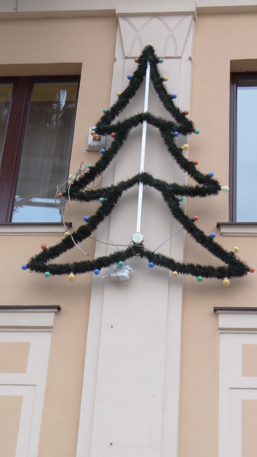 Trwa montaż iluminacji świątecznych na budynku Starostwa Powiatowego [ZDJĘCIA] 