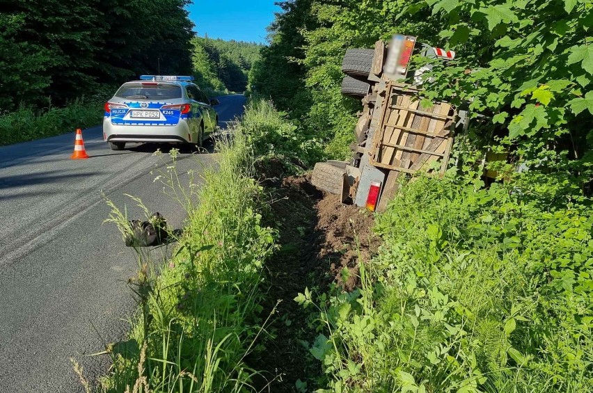 Wypadek dźwigu na drodze w Makowej w powiecie przemyskim. Pojazd przewrócił się do rowu [ZDJĘCIA]