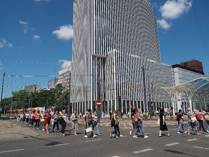 Strajkujący pracownicy MOPS protestują w Centrum