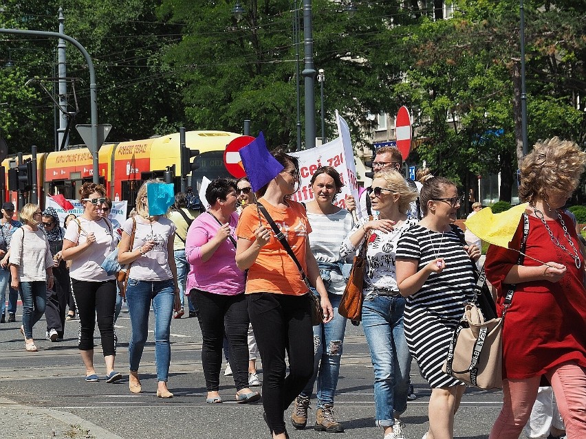 Strajkujący pracownicy MOPS protestują w Centrum