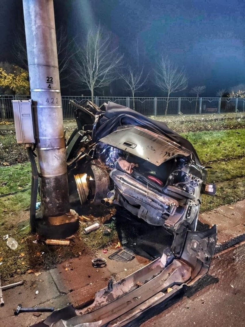 Gdynia: Poważny wypadek na alei Zwycięstwa 23.11.2020. Samochód uderzył w słup trakcji trolejbusowej. Kierowca trafił do szpitala
