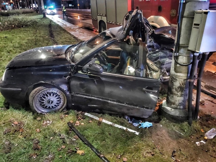 Gdynia: Poważny wypadek na alei Zwycięstwa 23.11.2020. Samochód uderzył w słup trakcji trolejbusowej. Kierowca trafił do szpitala