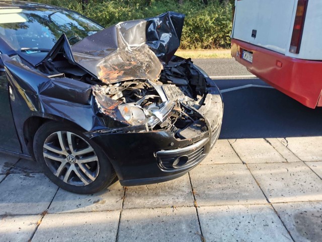 Volkswagen wjechał w tył autobusu w gminie Brześć Kujawski. Na miejscu policja, straż pożarna i karetka.