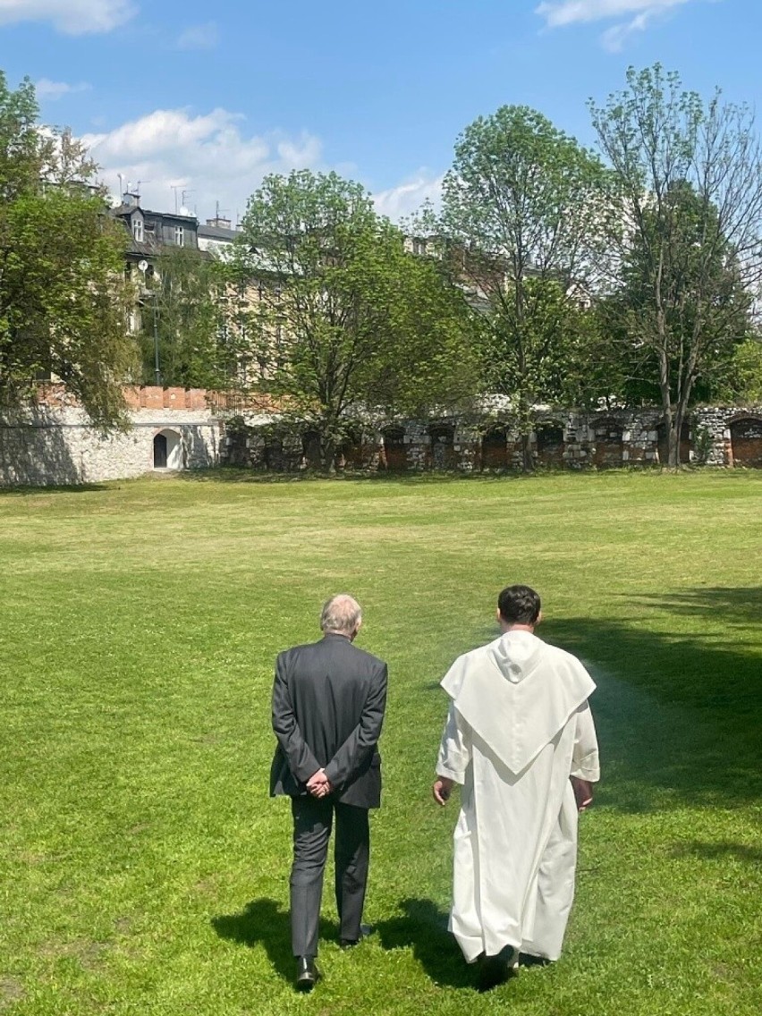 Kraków. Paulini chcą wydzierżawić teren za zakonnymi murami. Wielka łąka obok kościoła na Skałce ma zostać udostępniona mieszkańcom ZDJĘCIA 