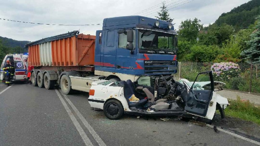 Wypadek w Czchowie, samochód osobowy zderzył się czołowo z ciężarówką. Dwie osoby ranne, droga zablokowana, objazdy!