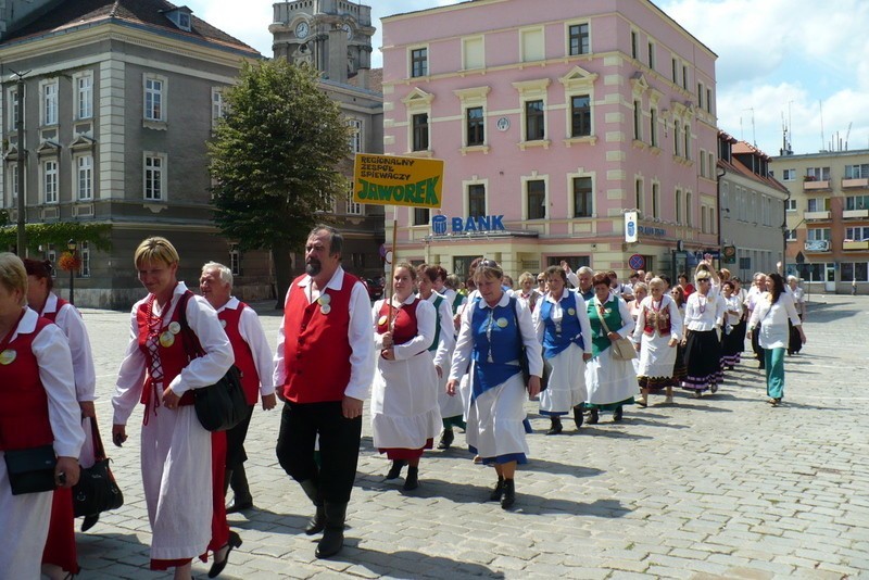 Barwny korowód Grup Śpiewaczych przeszedł tanecznie ulicami Szprotawy