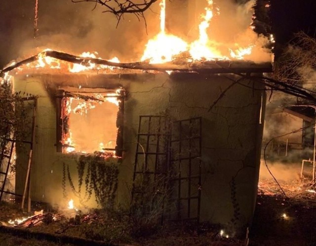 Strażacy zostali wezwani do pożaru w poniedziałek, 25 marca. Około godz. 21 otrzymali zgłoszenie, że pali się altanka przy ul. Kruczej. Na miejsce udały się dwa zastępy straży. Kiedy dotarli na miejsce budynek stał w ogniu, który strażacy ugasili. W trakcie przeszukiwania pogorzeliska znaleziono spalone zwłoki. - Ich stan nie pozwalał na określenie wieku, ani płci - informuje kpt. Dariusz Szymura, rzecznik lubuskiej straży pożarnej. Sprawę przekazano policji i prokuraturze.

GŁOGÓW: Nietrzeźwy kierowca jechał z prędkością 143 km/h w terenie zabudowanym. WIDEO:


