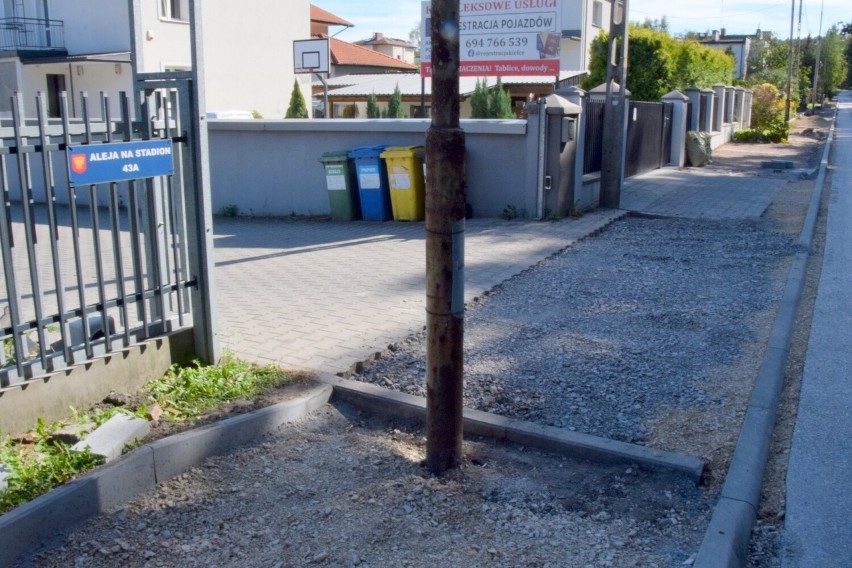 Wybudowali chodnik w Kielcach, drzewa i znaki drogowe zostawili... na środku. Z wózkiem się nie przejdzie. Zobacz zdjęcia i film 
