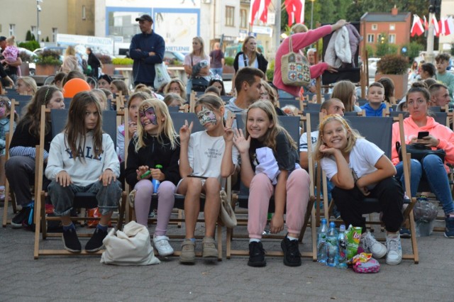 Lęborskie Centrum Kultury „Fregata” zaprosiło dzieci i dorosłych do udziału w letnim kinie plenerowym. Pokazy filmów odbyły się w sobotę, 2 września na placu Pokoju.