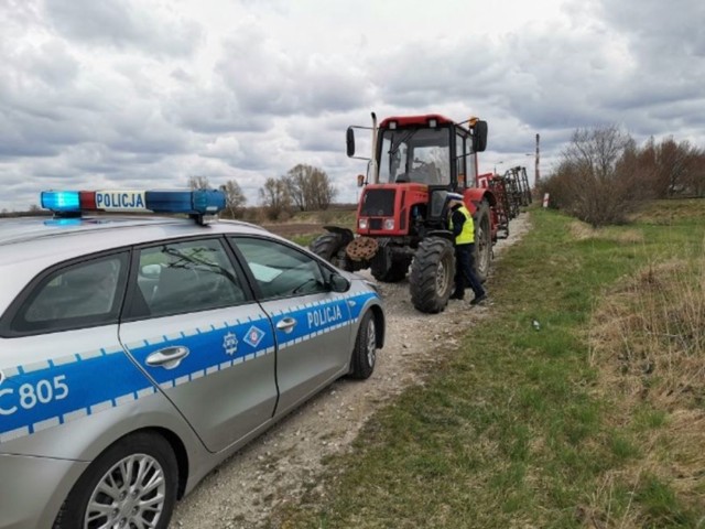 51-letniemu kierującemu zbadali stan trzeźwości. Wykazało ono ponad pół promila alkoholu w organizmie. Ponadto okazało się, że mężczyzna miał sądowy zakaz prowadzenia pojazdów ważny do września 2022 roku i go złamał