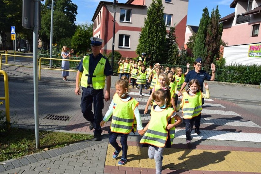 Bezpieczna droga do szkoły: puccy policjanci dbają o bezpieczeństwo najmłodszych