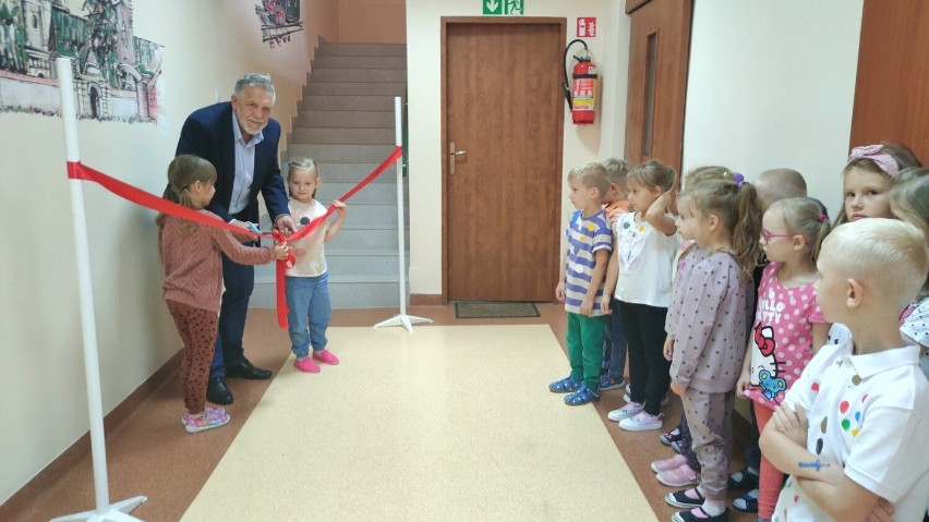 Dzień Kropki w Przedszkolu nr 2 Bajkowa Ciuchcia w Jędrzejowie. Dzieci spędziły to święto z artystą Zbigniewem Kasprzakiem. Zobacz zdjęcia