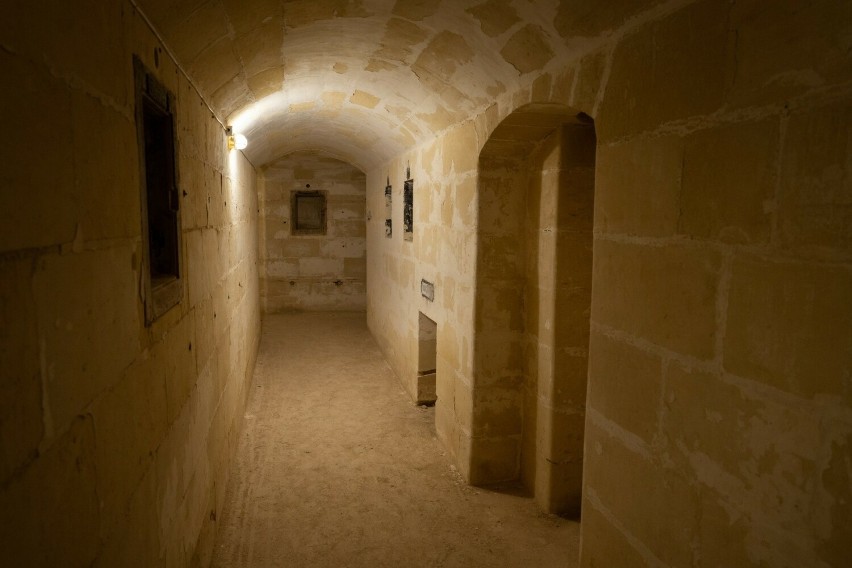 Fort Delimara składa się z dwóch części: podziemnej i...