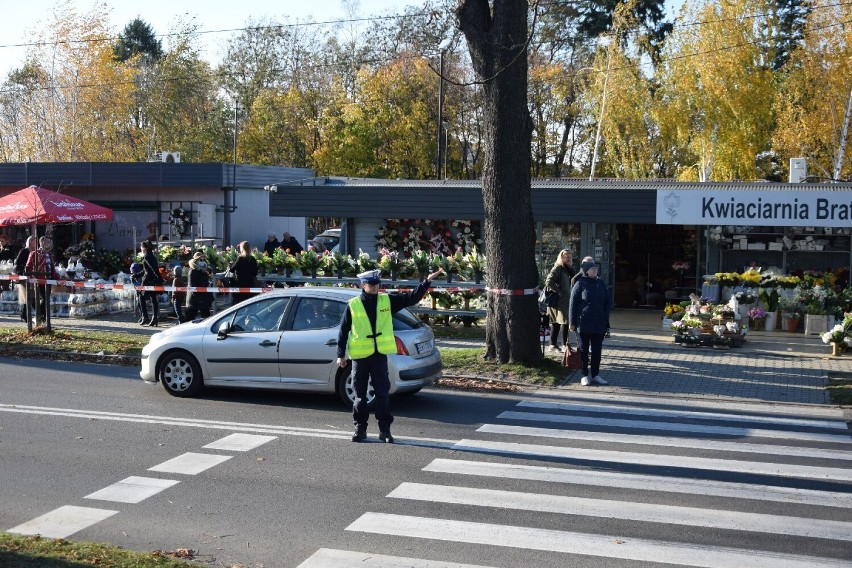 1 listopada policjanci kierowali ruchem przy wieluńskim...