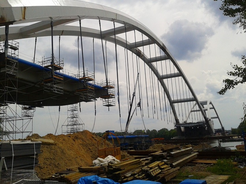 Toruński nowy most nabiera kształtów.