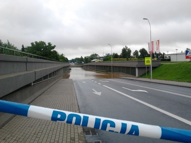 Powódź w Goczałkowicach, zalane są ulica Szkolna i Główna