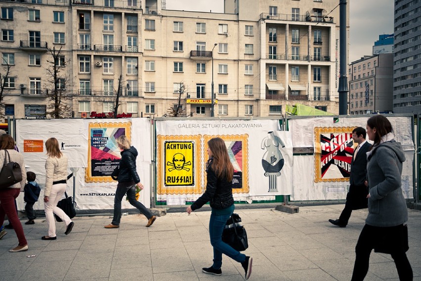 Sztuka Plakatowania na płotach w centrum Warszawy