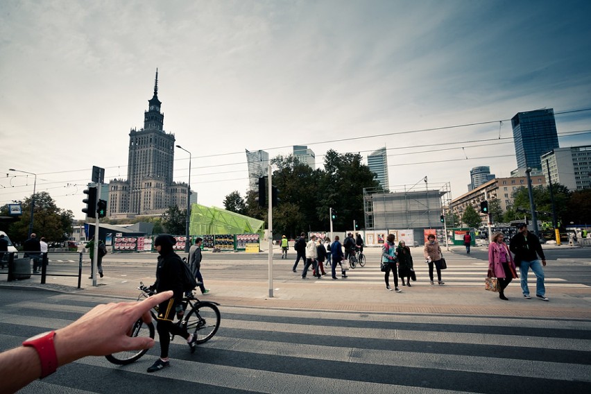 Sztuka Plakatowania na płotach w centrum Warszawy