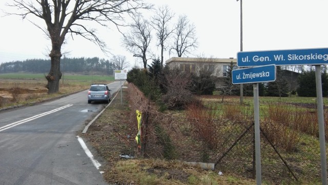 Studzienki kanalizacyjne są zapchane (głównie piaskiem, liśćmi, nieczystościami, które wpadają z drogi).