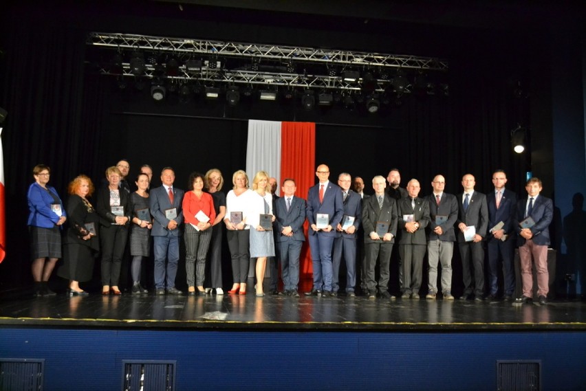 Pożegnalna 55. sesja Rady Miejskiej w Lublińcu. Pamiątkowe tabliczki dla radnych, burmistrza, wiceburmistrz i sekretarza [ZDJĘCIA]