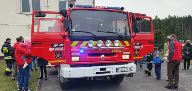 Mieszkańcy Żychlina powitali nowy samochód wraz ze strażakami