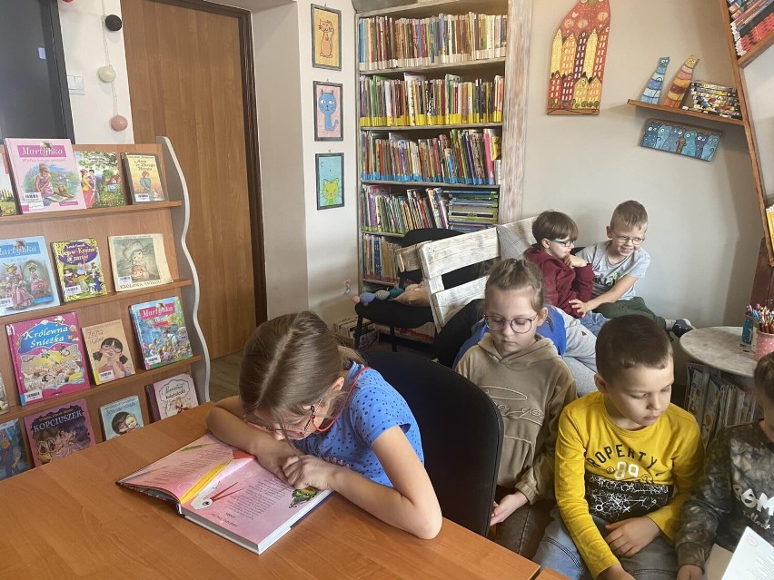 "Biblioteka jest kobietą" - wyjątkowe zajęcia w bibliotece Szkoły Podstawowej numer 2 w Jędrzejowie. Zobaczcie zdjęcia